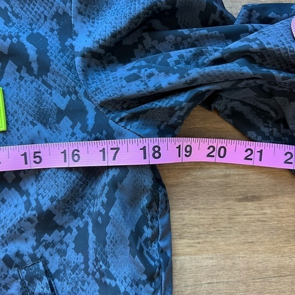 GUESS Women’s Gray Snakeskin Windbreaker Size Small - Picture 7 of 11